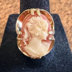 Vintage 18k HGE Gold and Cream Cameo Ring